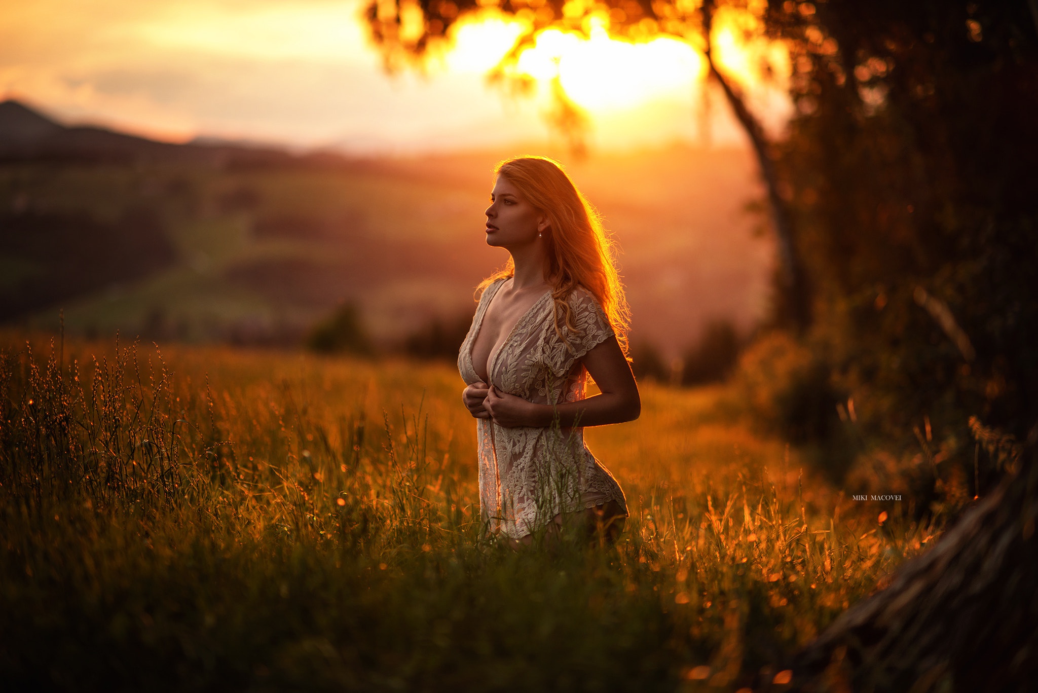 Moody studio portrait – woman in natural light